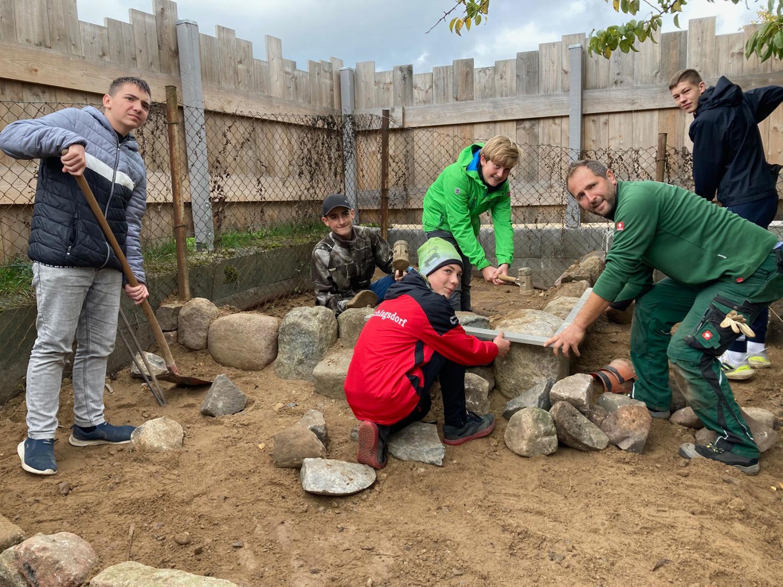 Foto: Schüler der Regionalen Schule mit Grundschule Schlagsdorf legen mit Andreas Holleitner vom GaLaBau Holleitner den Kräutergarten an. Fotoautor: Gerd Schriefer