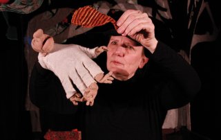 Puppenspielerin mit der Puppe Jan