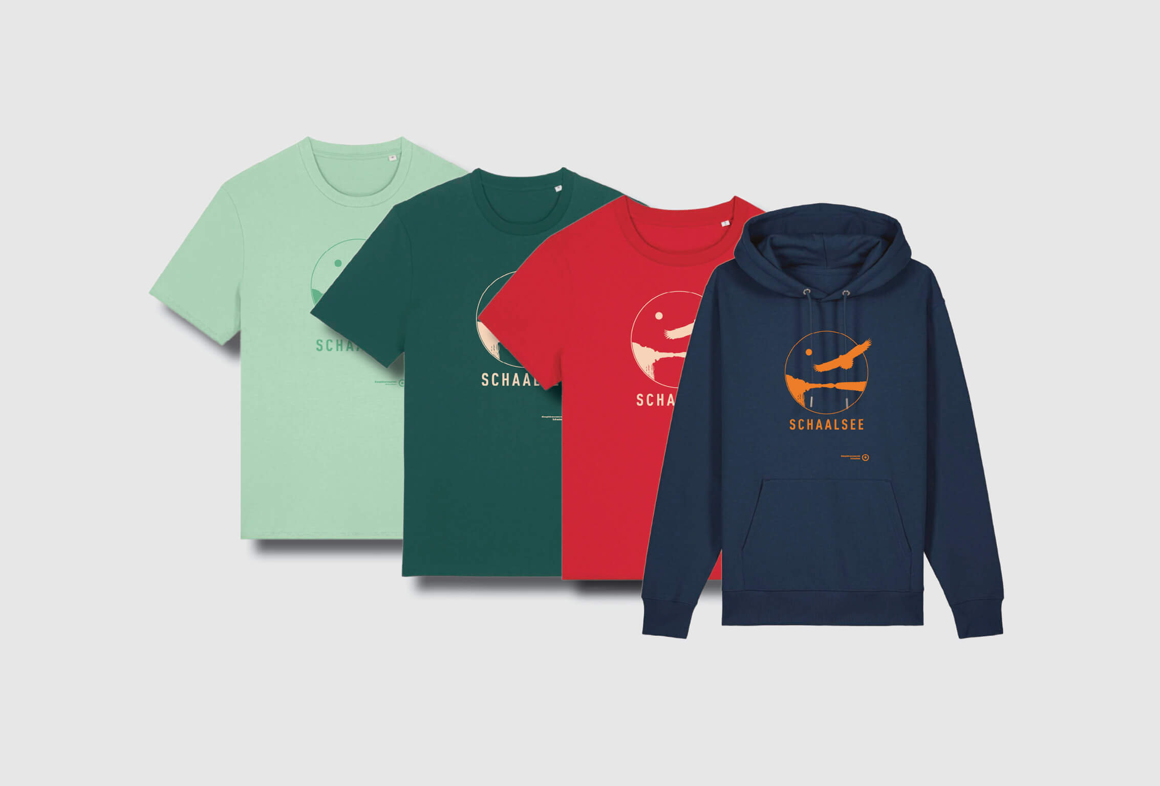 Vier der neuen Schaalsee-T-Shirts und Hoodies