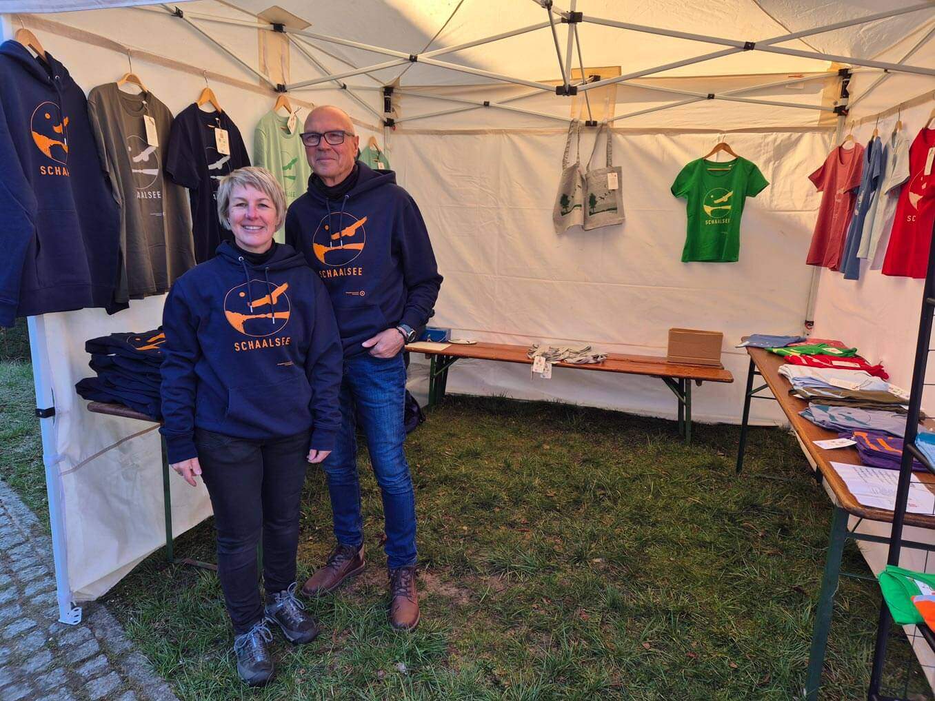 Fotoautorin: Susanne Hoffmeister Unterstützung am Verkaufsstand des Fördervereins auf dem Biosphäre-Schaalsee-Markt.
