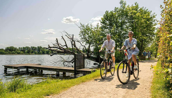 Foto: Radfahrende in Zarrentin am Schaalsee.